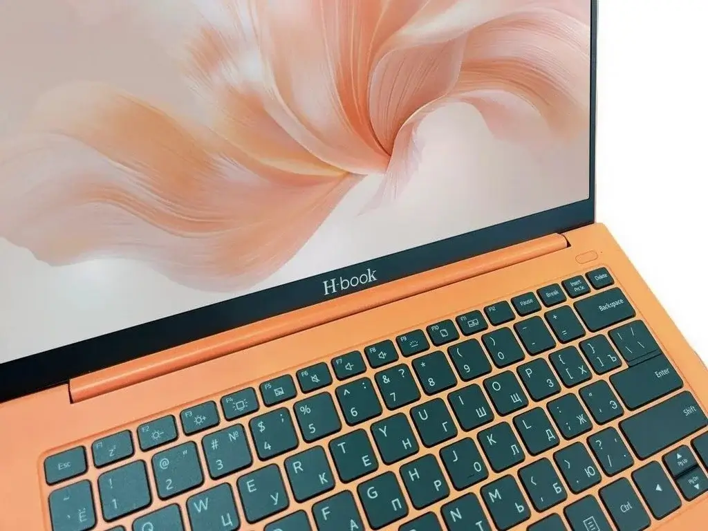 Белорусский ноутбук H-Book IPK4 появился в М.Видео